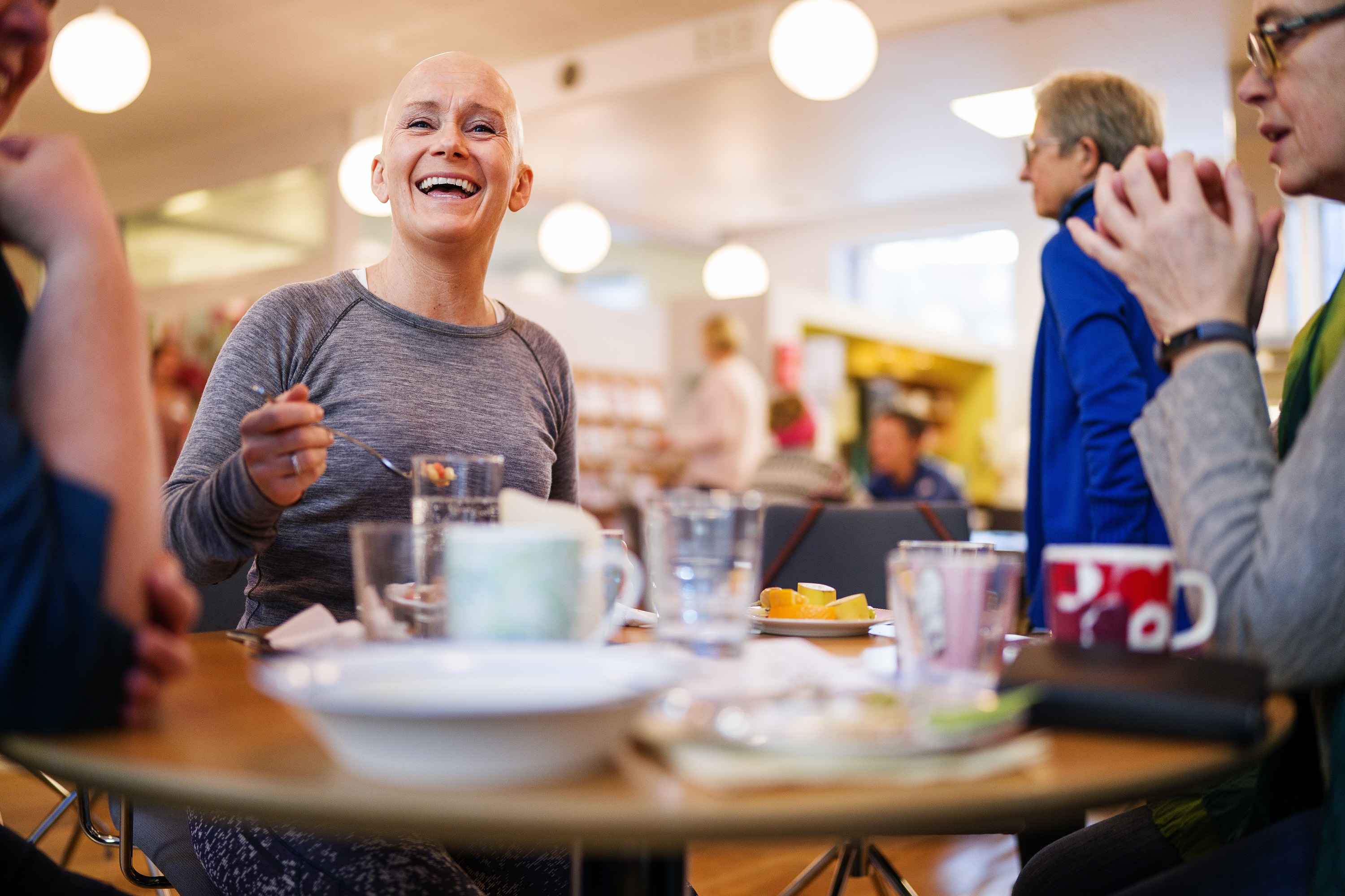 Vardesenteret torsdag 14. November 2019. Folk sitter rundt et kafebord