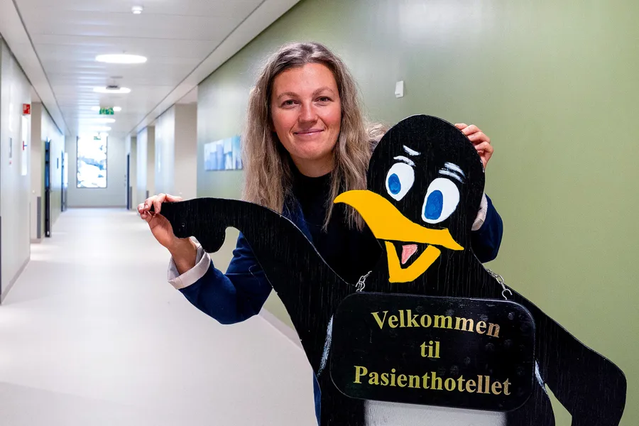 En person som holder et skilt