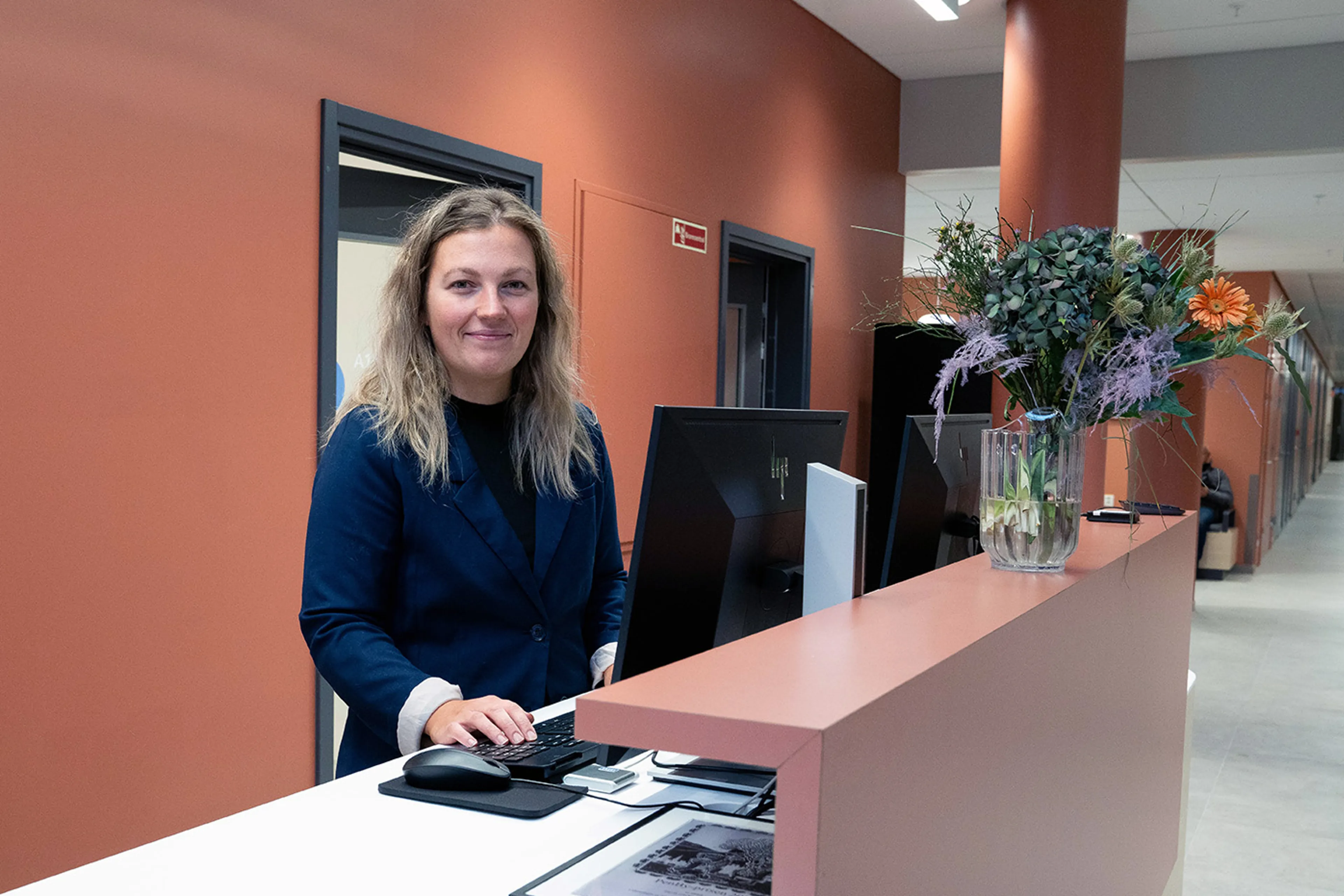 En person som sitter ved et skrivebord