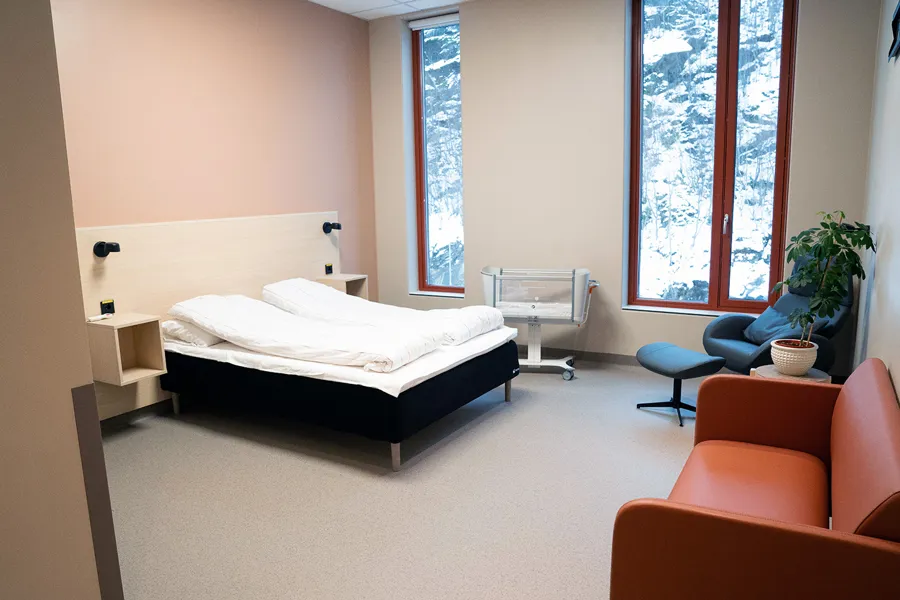 Et soverom med seng og stoler