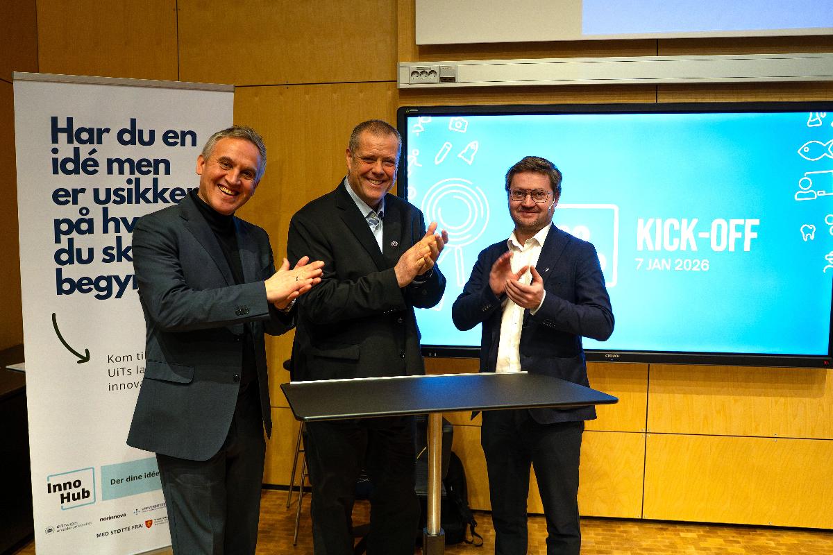 3 menn kledd i blazere