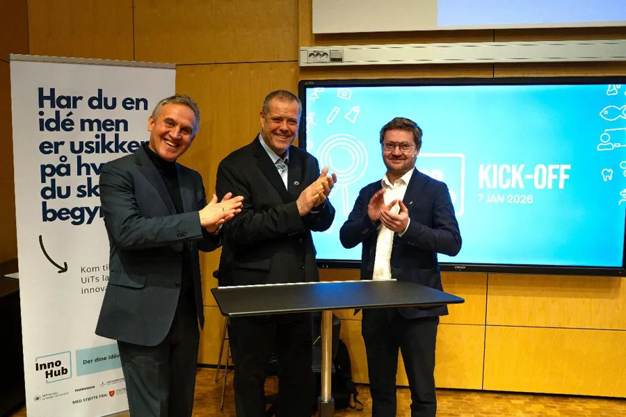 3 menn kledd i blazere