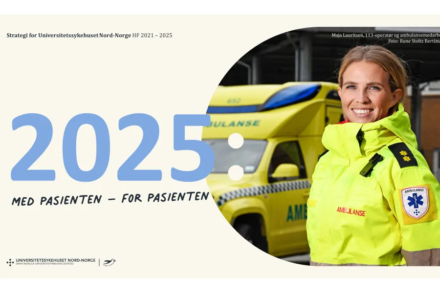 Kvinnelig ambulansesjåfør foran en ambulanse