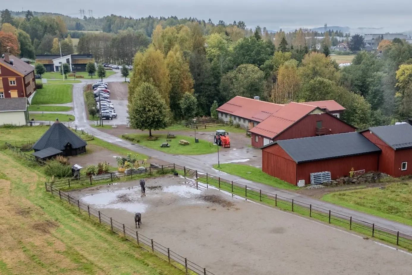 En bondegård med en dam