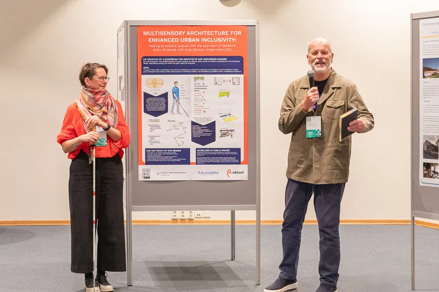 En mann og en kvinne som står ved siden av et skilt