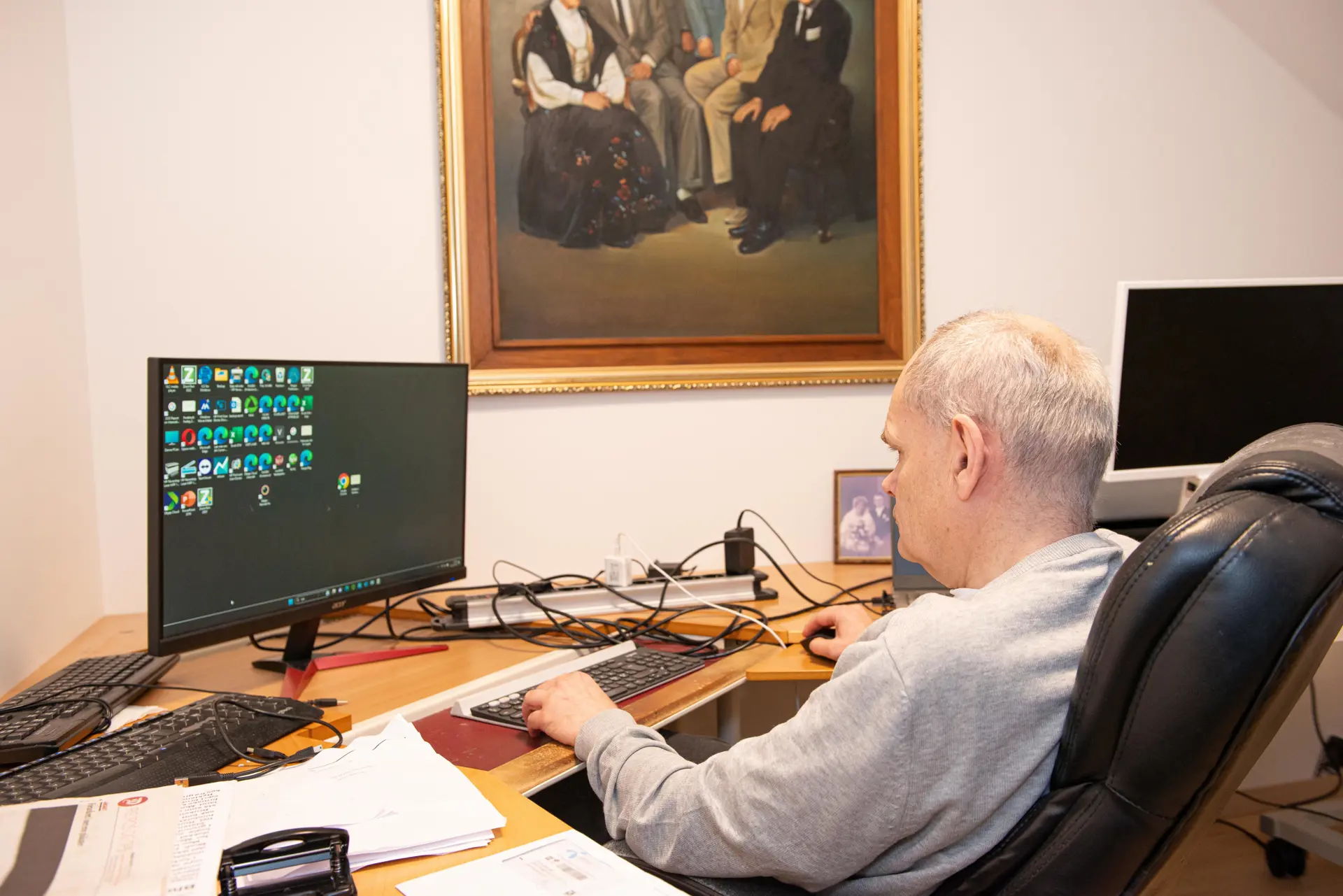 Mann som jobber med datamaskin