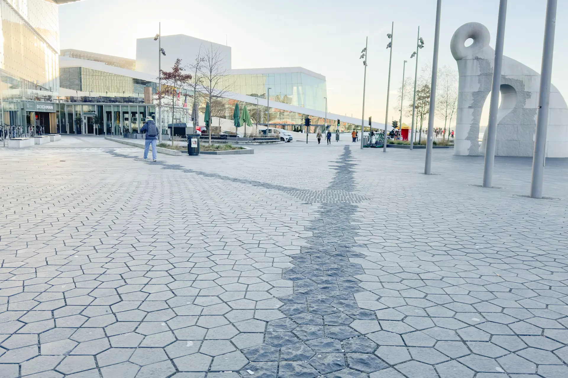 Stor åpen plass med ledelinje