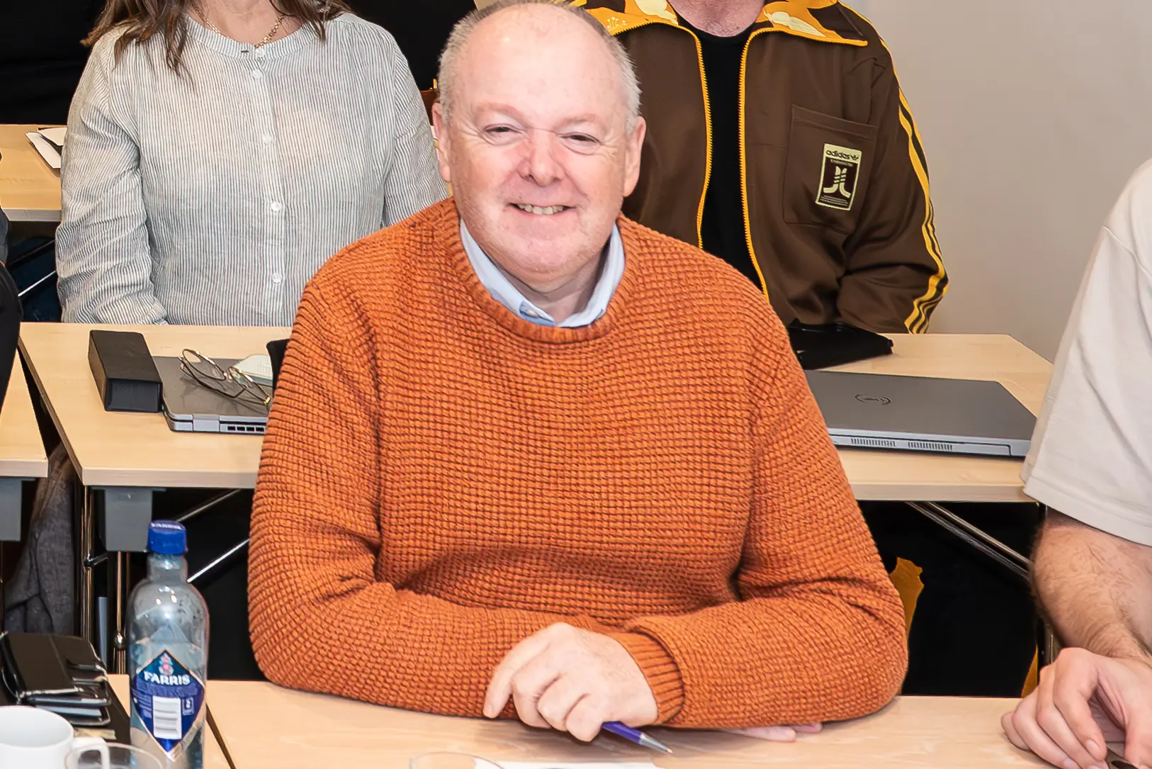 En person som sitter ved et bord