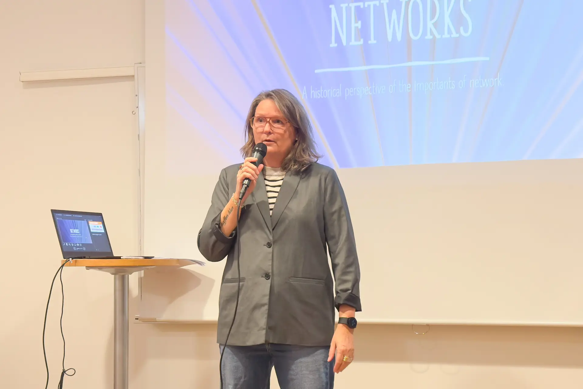 En person som holder en mikrofon