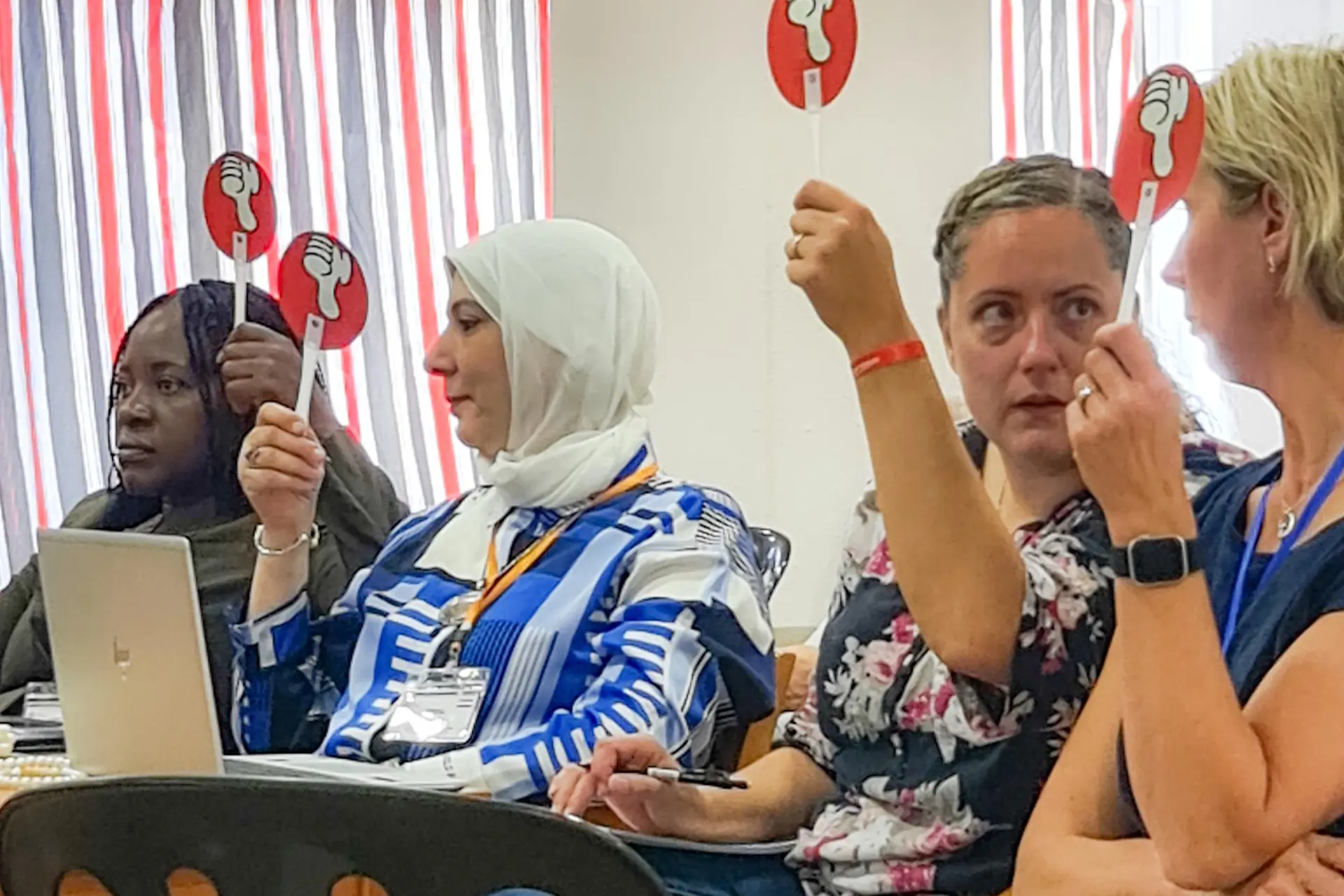 4 personer som stemmer