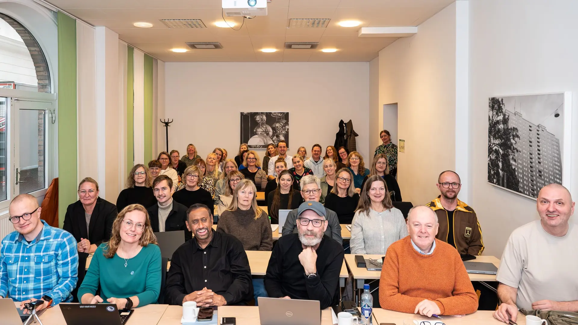 En gruppe mennesker som sitter ved bord