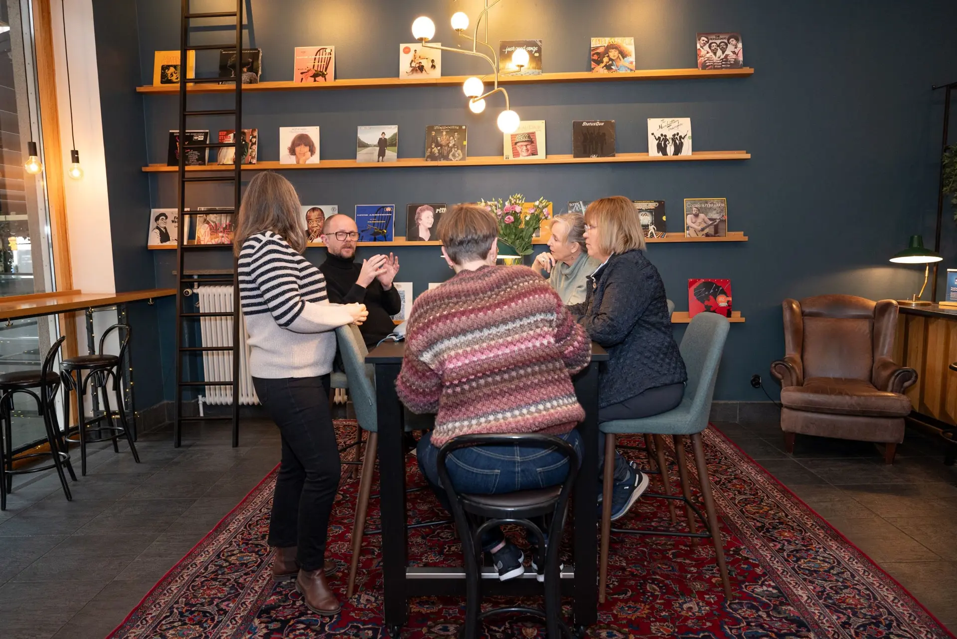 En gruppe mennesker som sitter i stoler