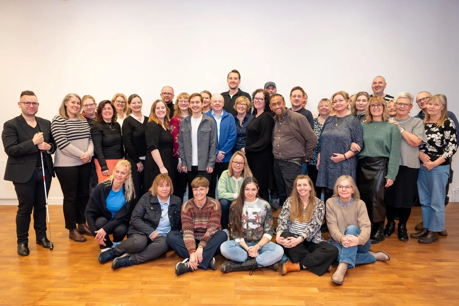 En gruppe mennesker som poserer for et bilde