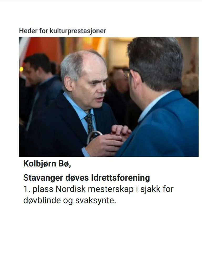 En mann i dress som snakker med en annen mann i dress