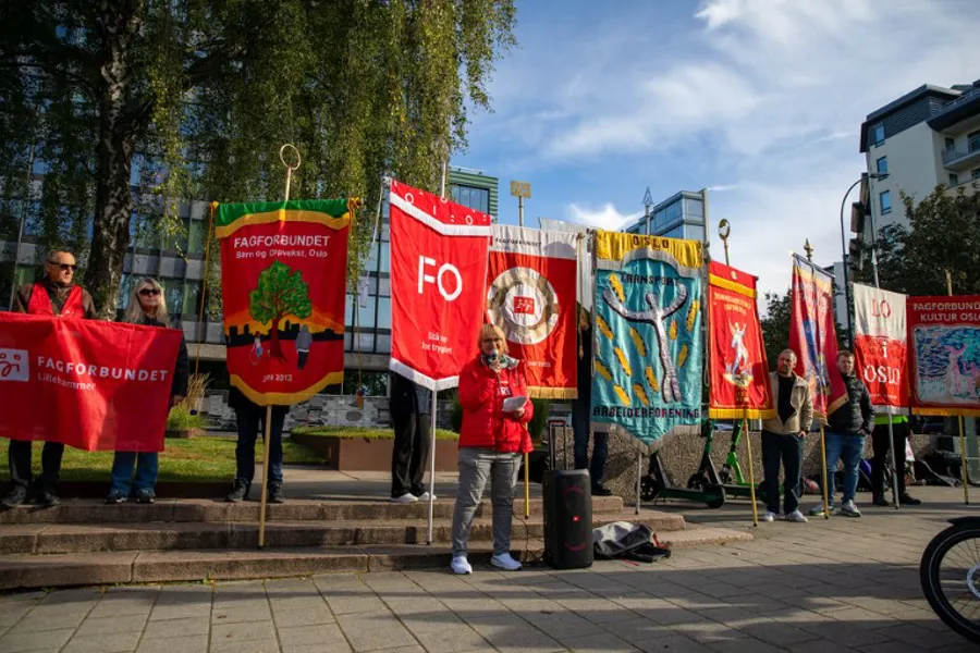 En gruppe mennesker som holder faner