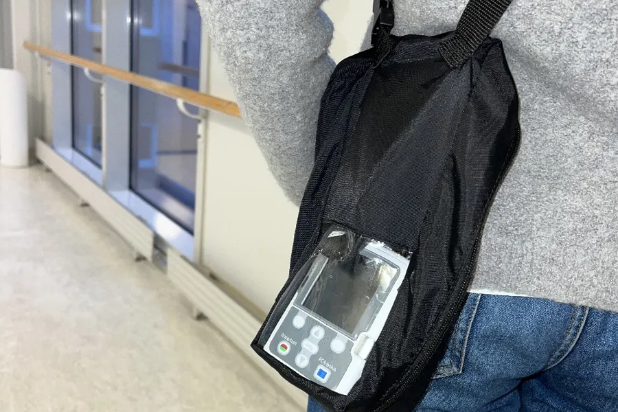 En person som bærer en bag