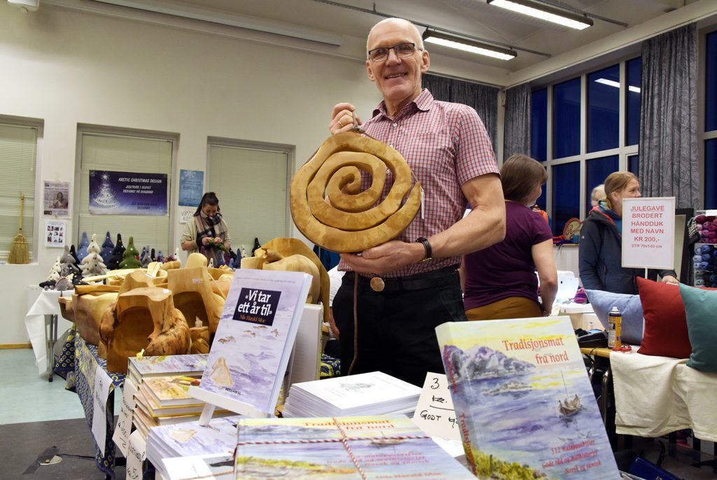 En person som holder en stor sekk poteter