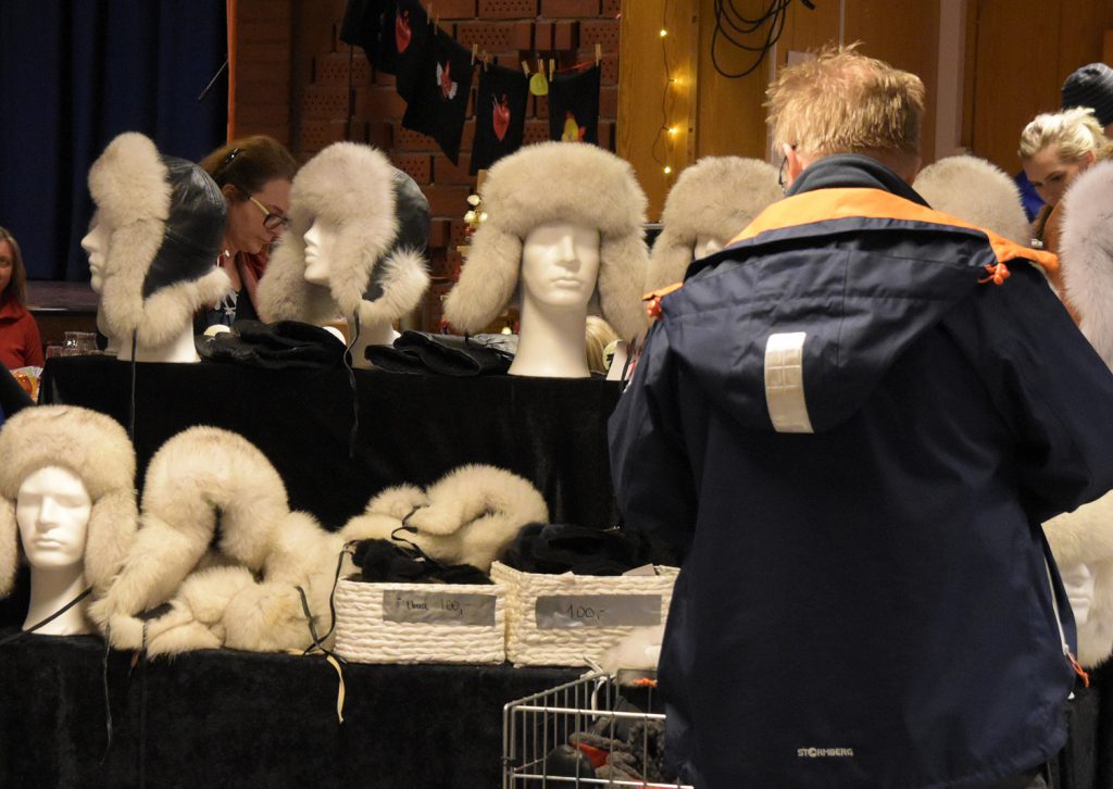 En gruppe mennesker som ser på en utstilling av kosedyr