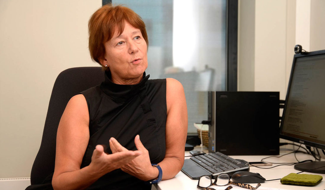 En person som sitter ved et skrivebord