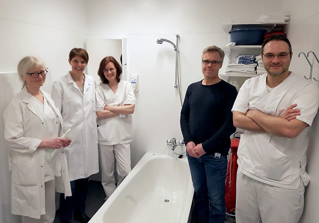 En gruppe mennesker på et toalett