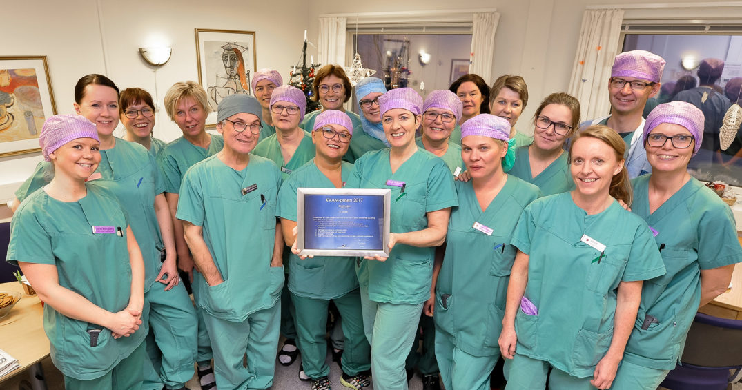 En gruppe mennesker iført matchende antrekk