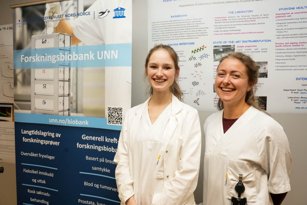 To smilende damer foran biobank sin rollup