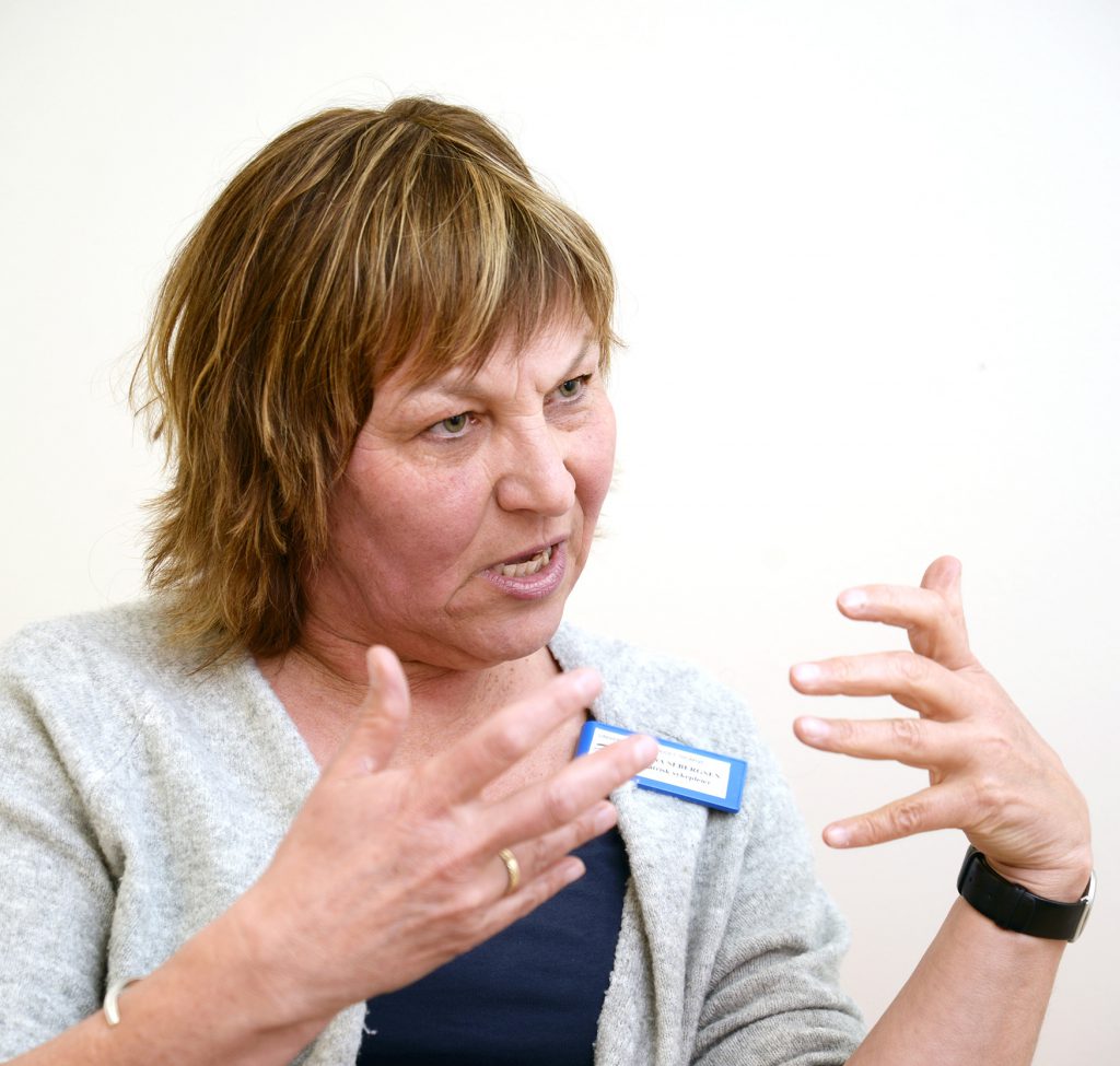 En person som holder en liten eske