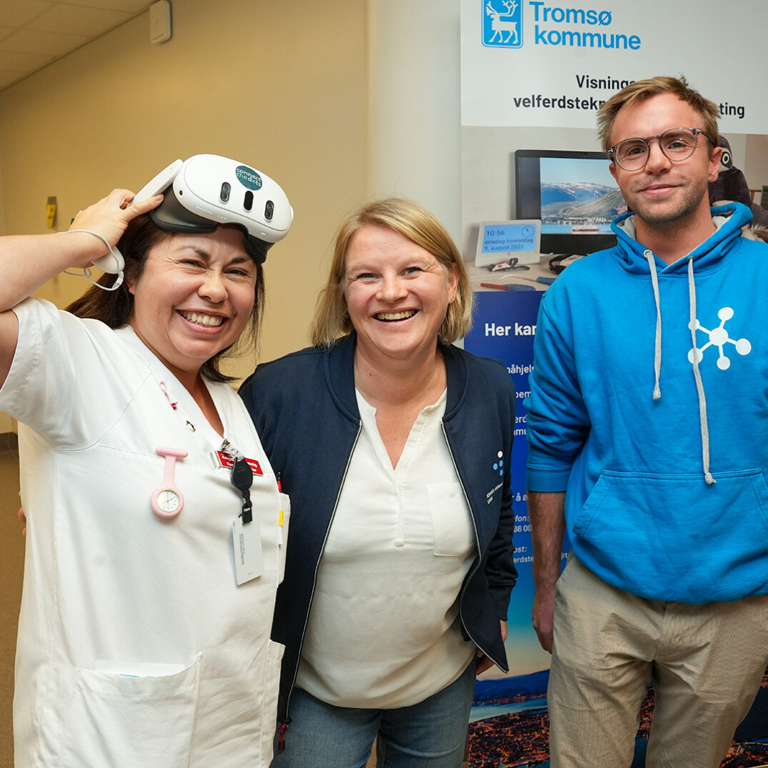 Tre personer, den til venstre med VR-briller på