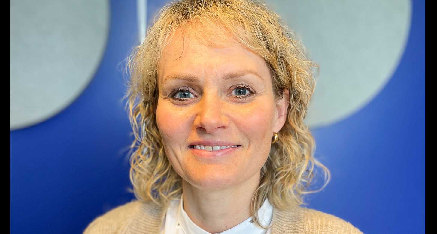 En person med blondt hår