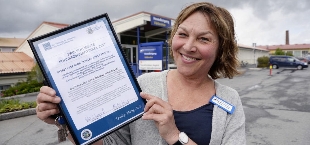 En kvinne som holder et skilt