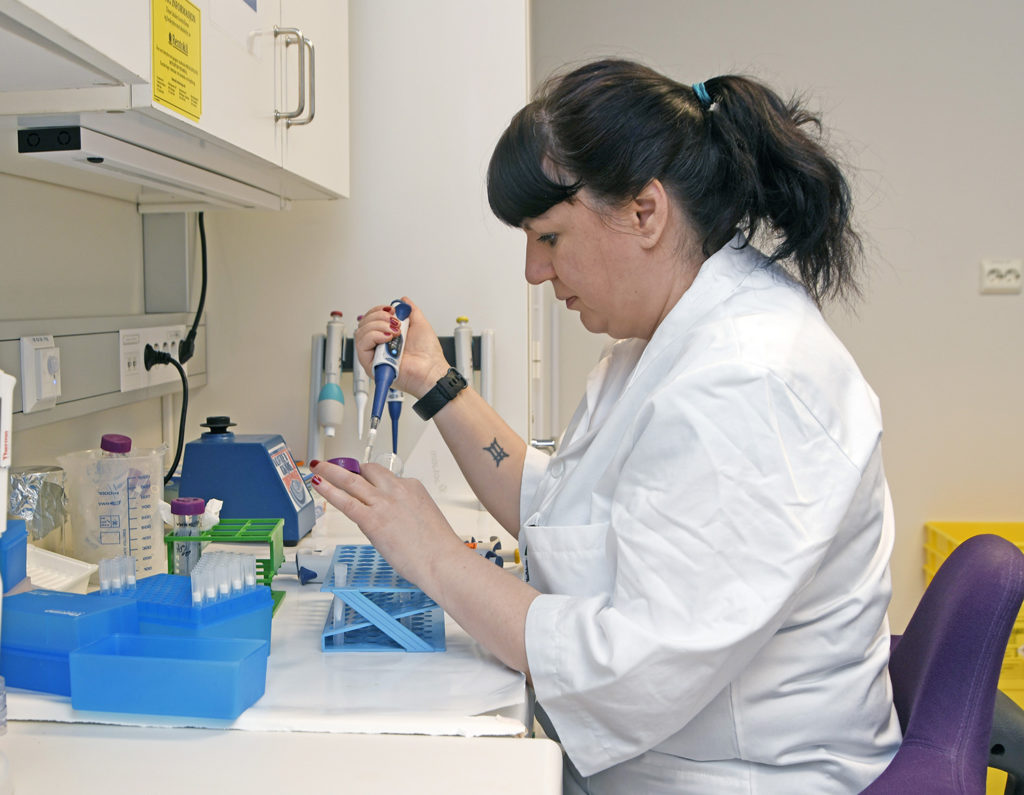 En person i laboratoriefrakk