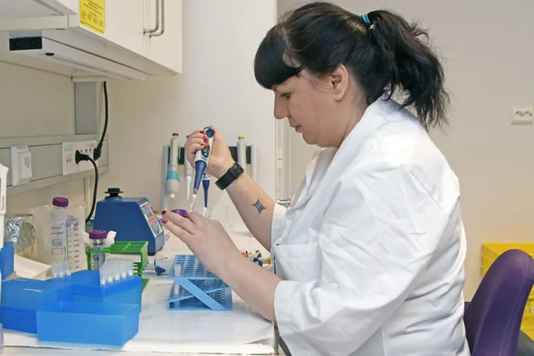 En person i laboratoriefrakk