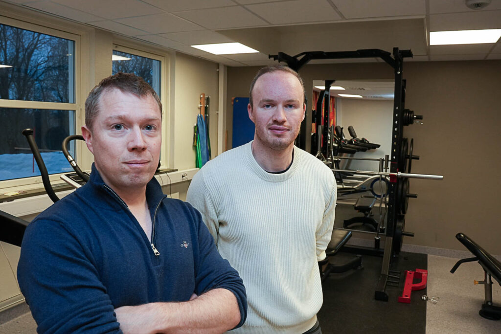 To menn står i et treningsrom