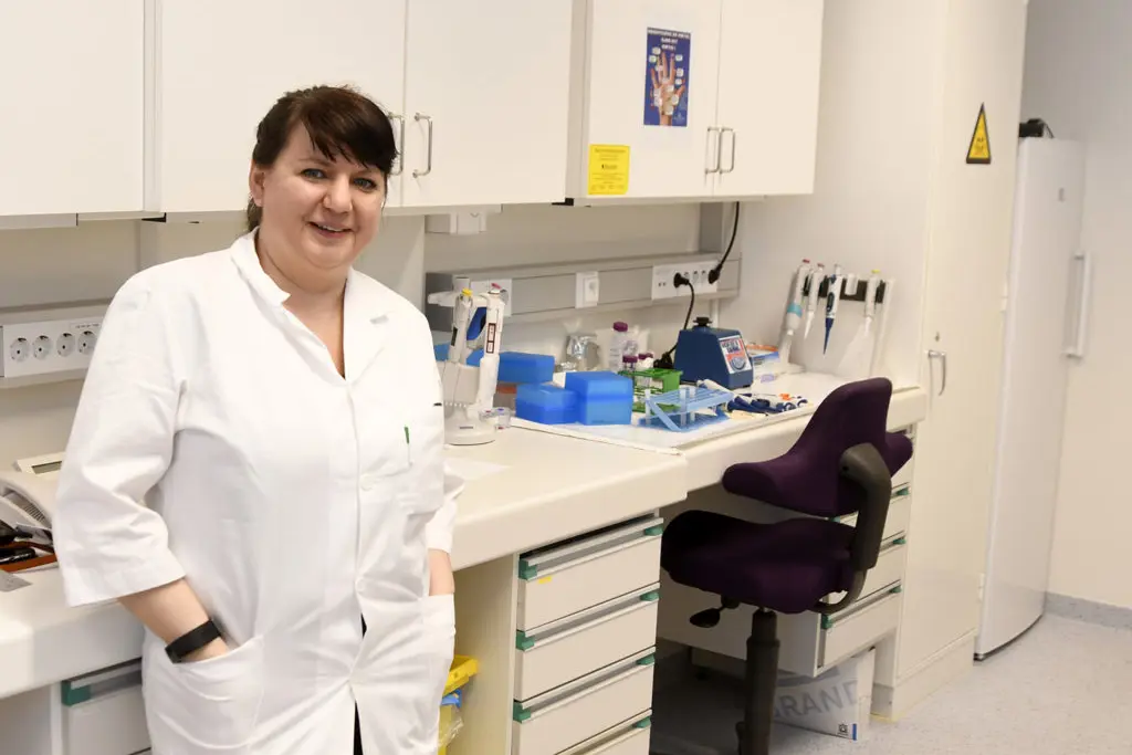 En person i hvit frakk