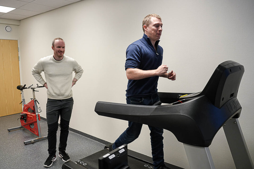 En løper på tredemølla, en annen følger med