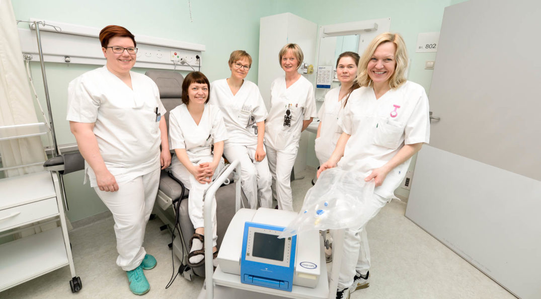 En gruppe kvinner i hvite laboratoriefrakker