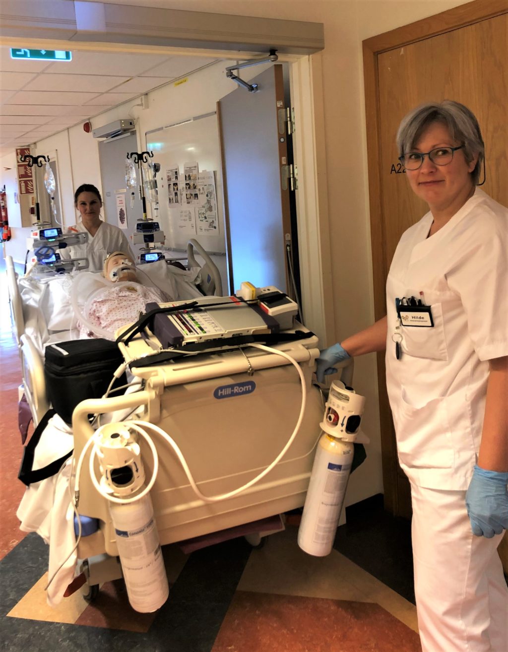 En person som står ved siden av en maskin