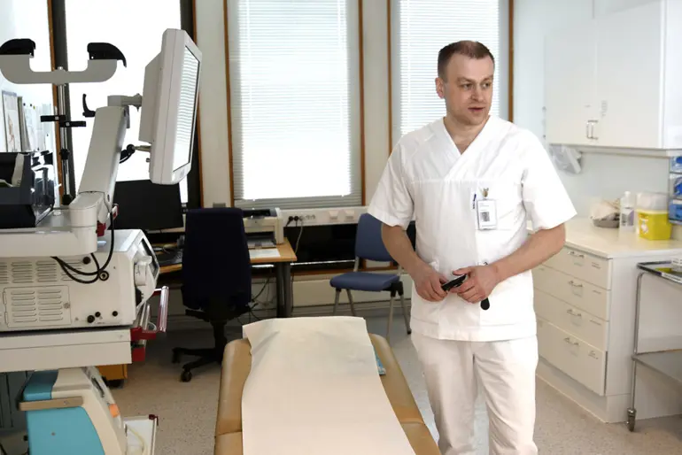 En mann i hvit laboratoriefrakk