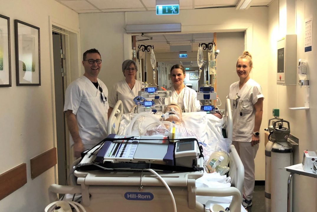 En gruppe mennesker i et rom