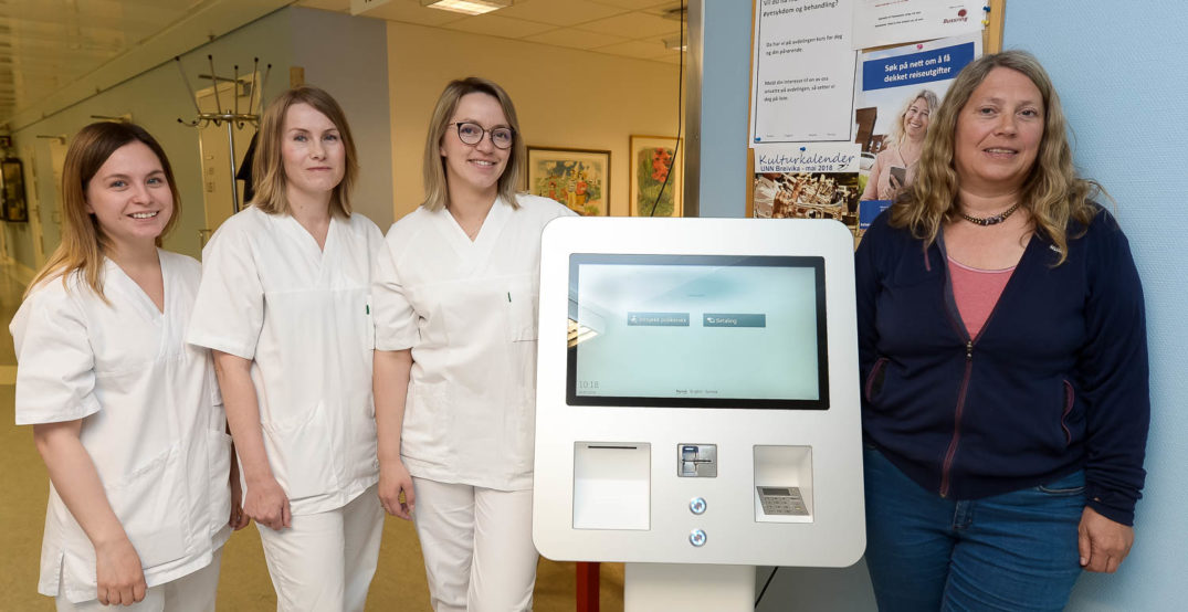 En gruppe kvinner som står ved siden av en datamaskin