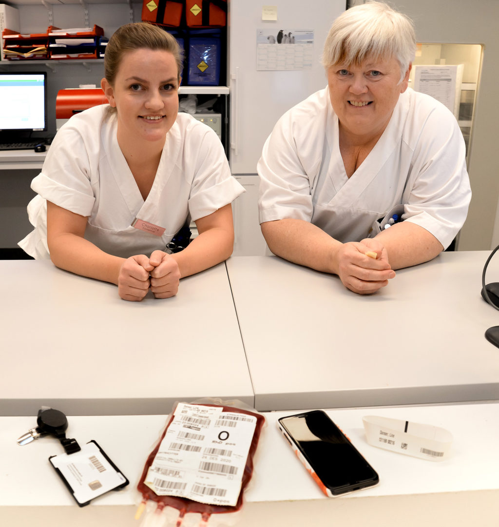 Et par kvinner i hvite frakker