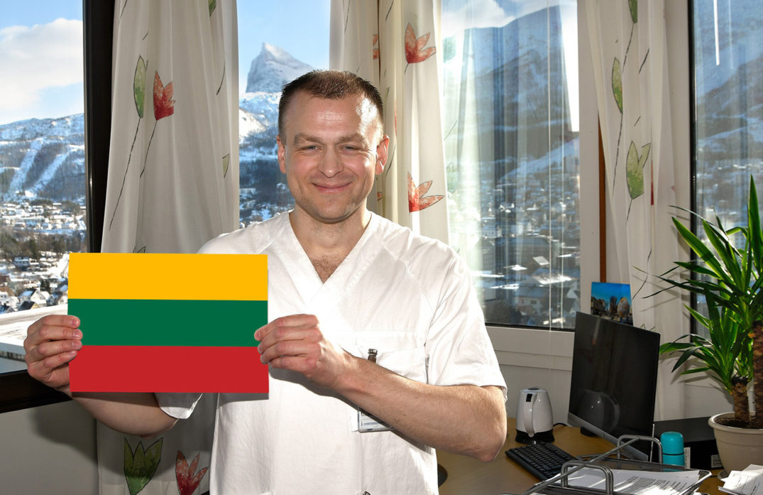 En mann som holder en eske