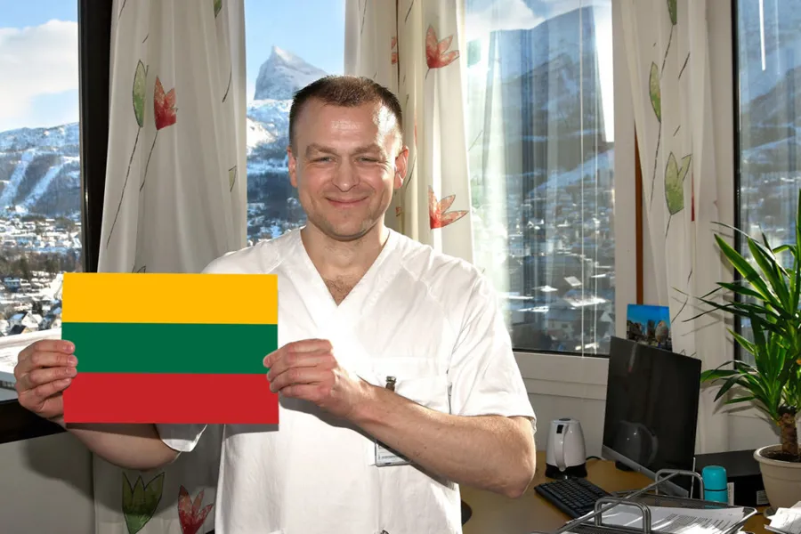 En mann som holder en eske