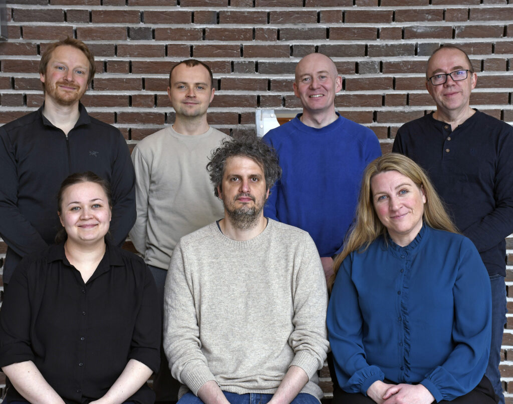 En gruppe mennesker som poserer for et bilde