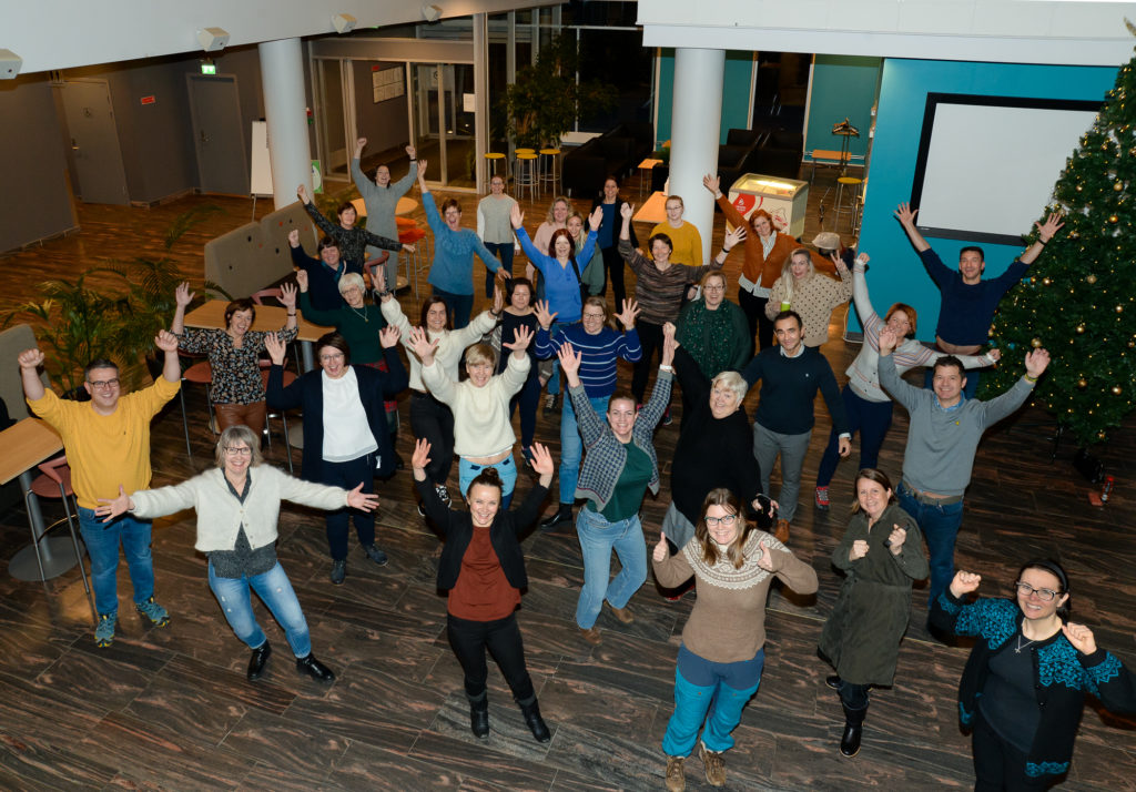 En gruppe mennesker som poserer for et bilde