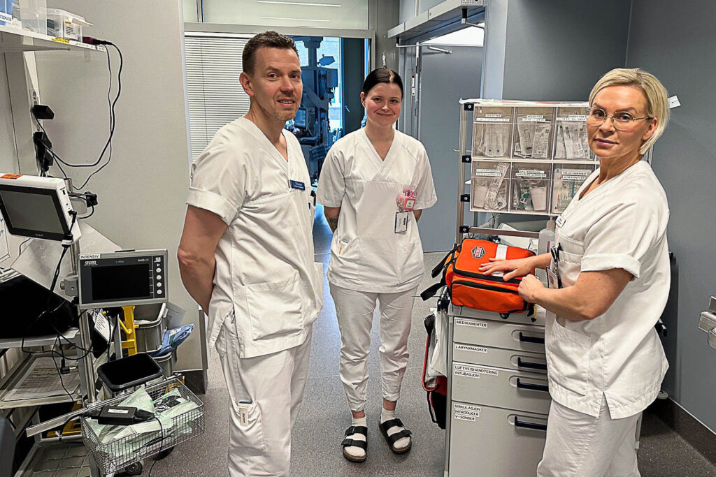 Tre personer foran utstyr