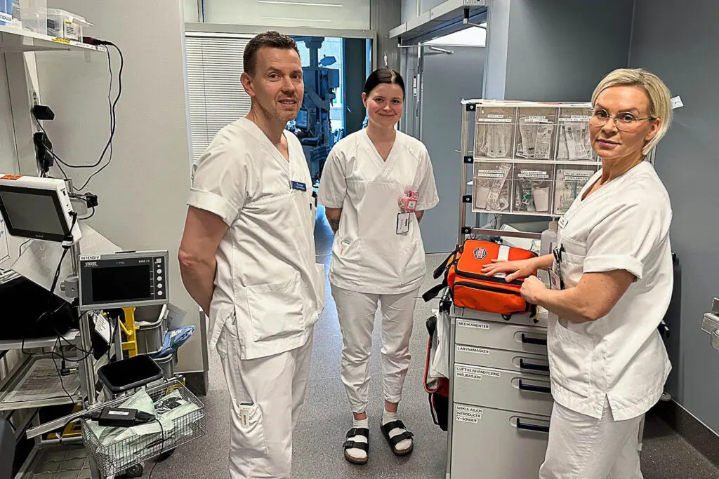 Tre personer foran utstyr