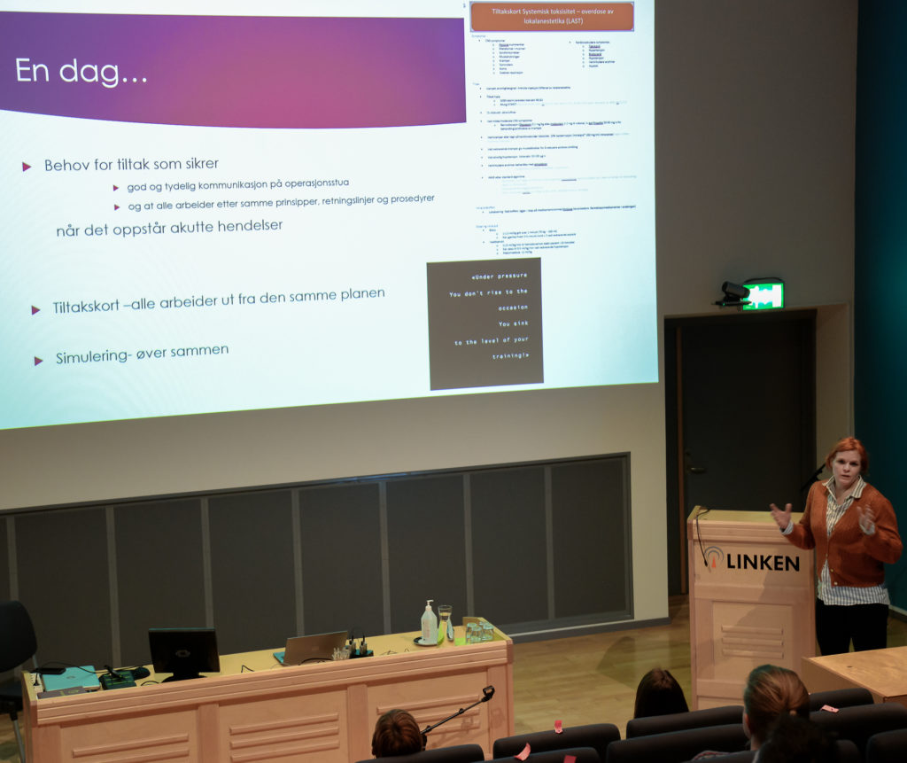 En person som holder en presentasjon