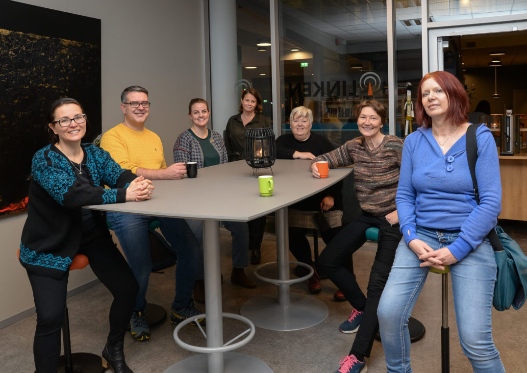 En gruppe mennesker som sitter rundt et bord