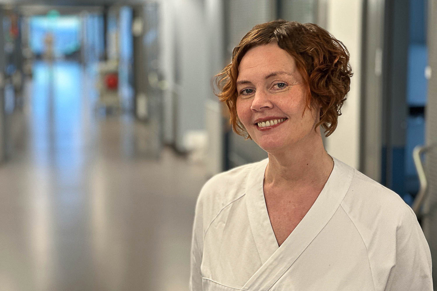 En person som smiler til kameraet